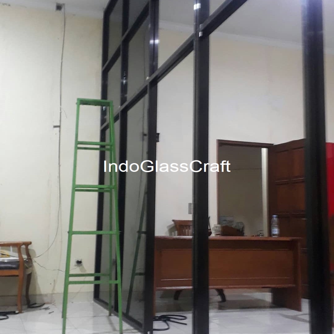 Partisi aluminium brown