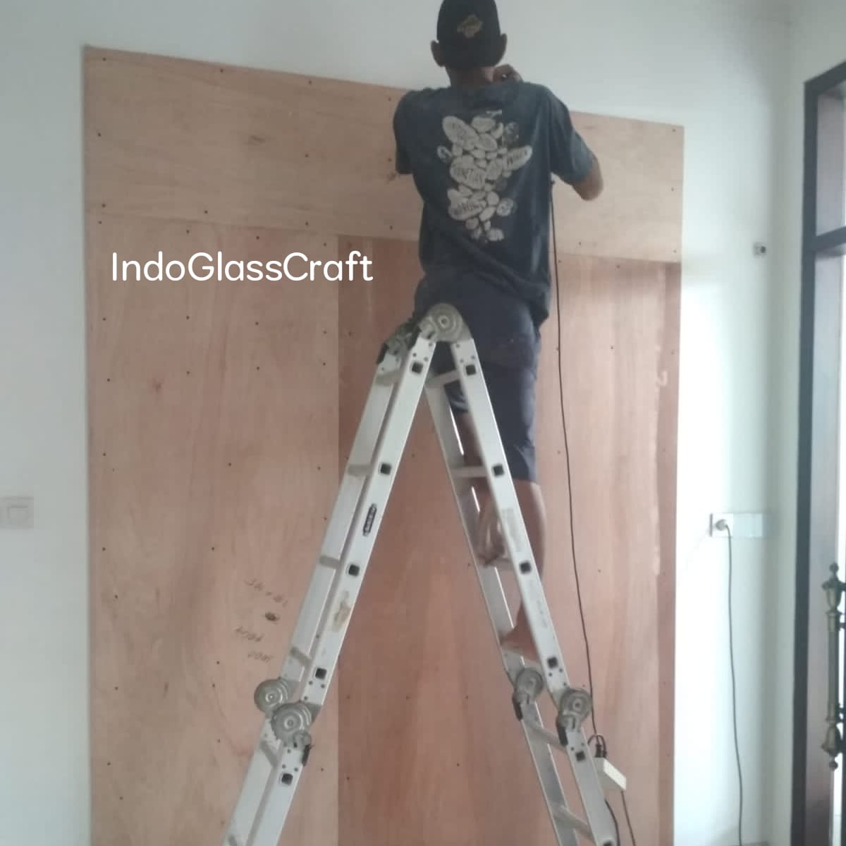 pengerjaan cermin bevel ruang tamu